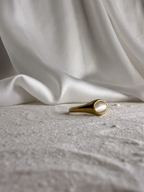 Round Shell Stone Ring - Image 3