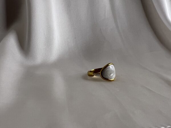 Oval Shell Stone Ring